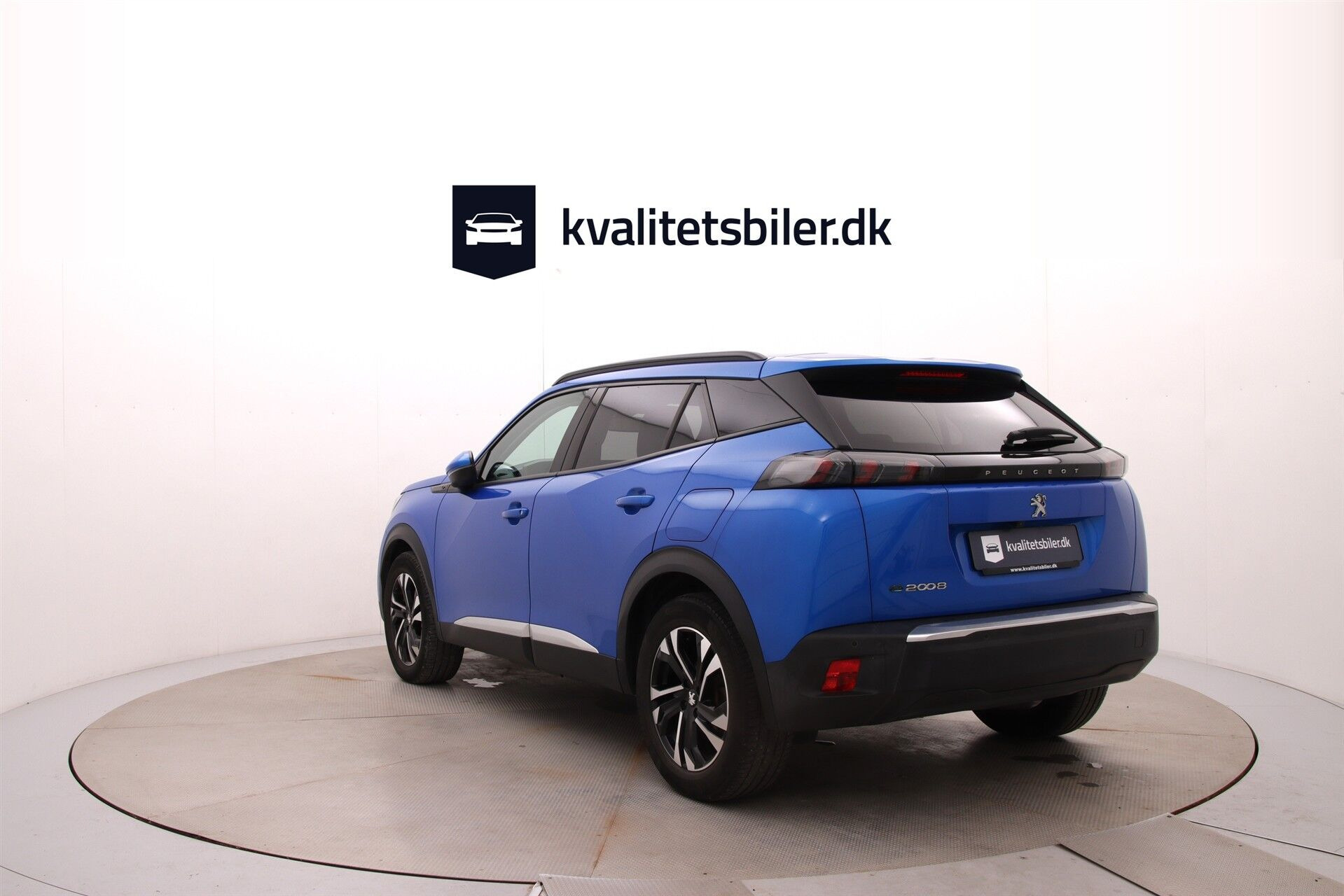 Blå Peugeot e-2008 fra 2021