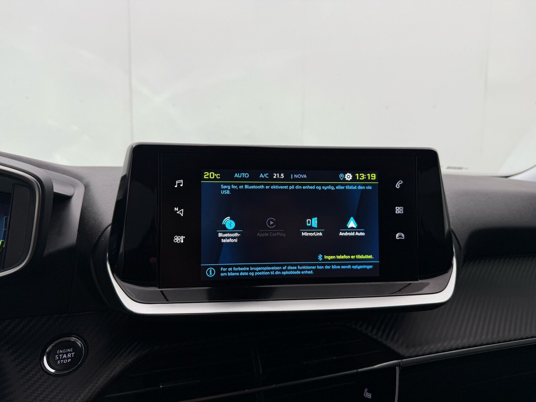 Blå Peugeot e-2008 fra 2021