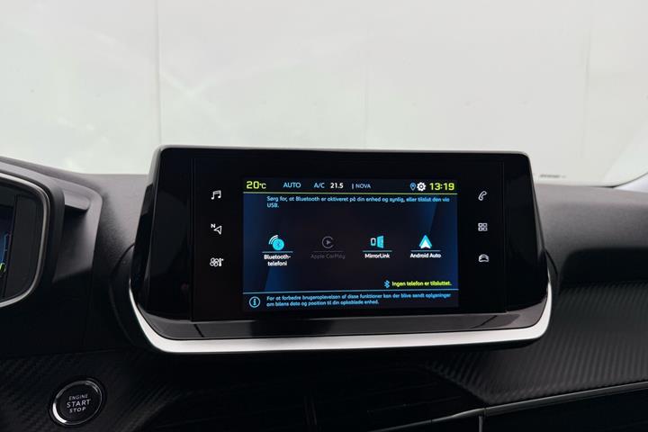 Blå Peugeot e-2008 fra 2021