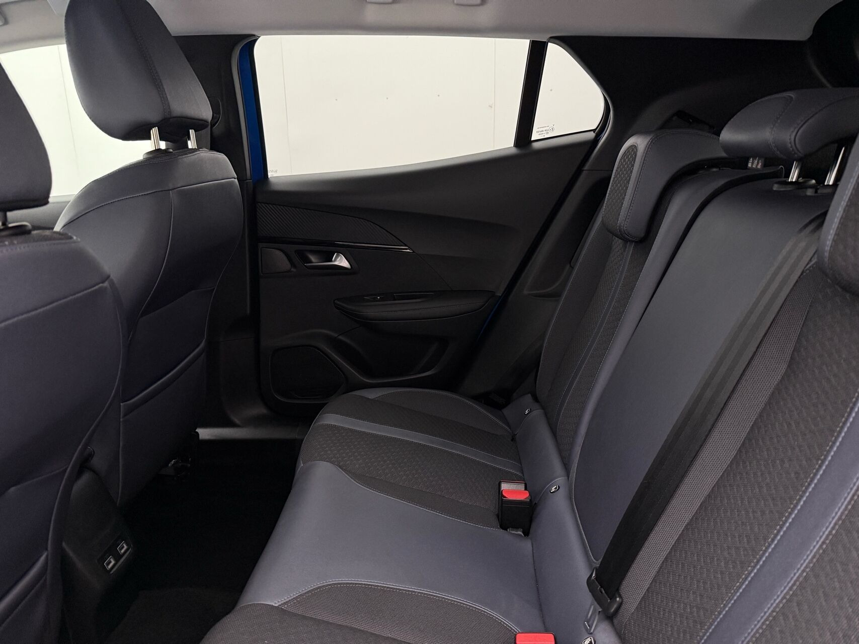Blå Peugeot e-2008 fra 2021