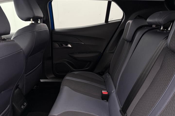 Blå Peugeot e-2008 fra 2021