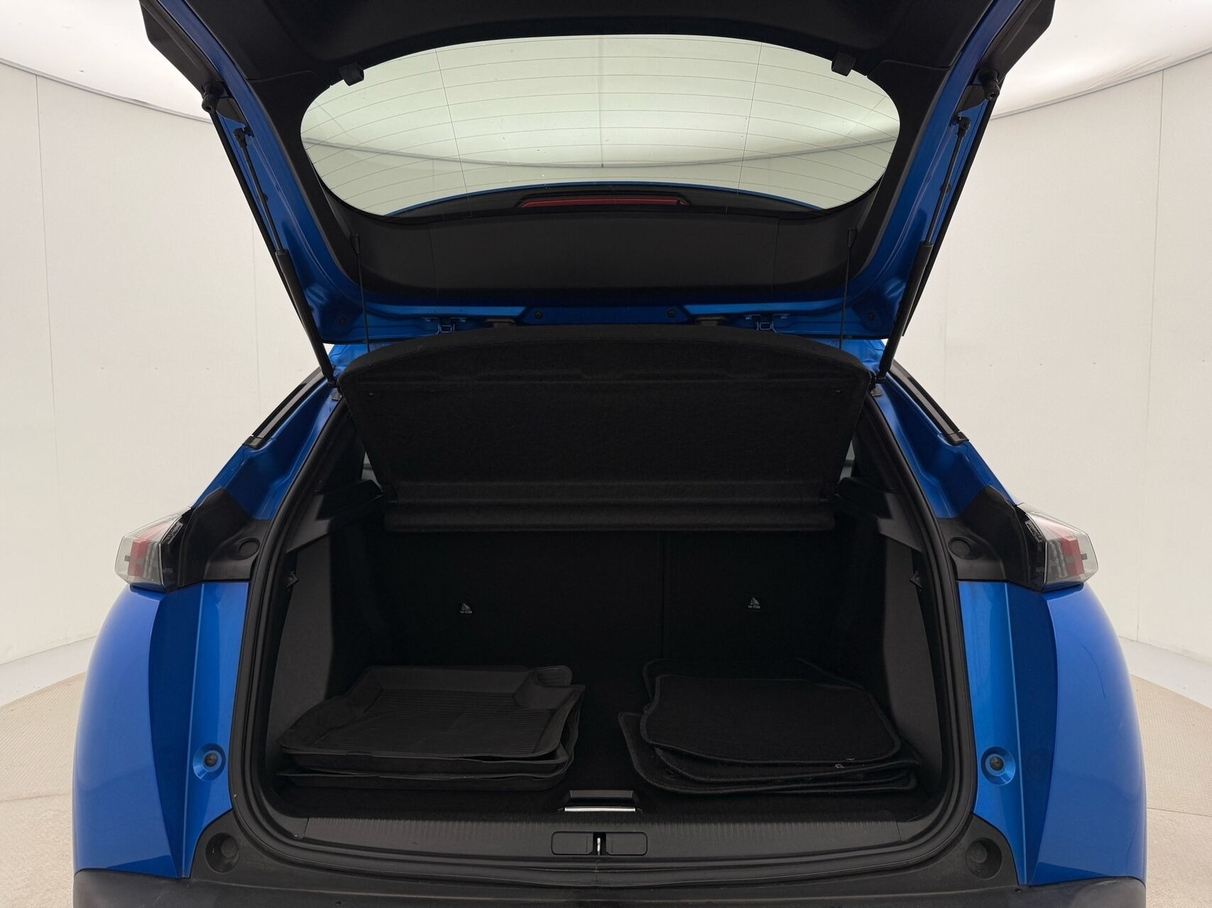 Blå Peugeot e-2008 fra 2021
