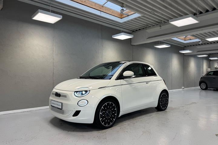 Hvid Fiat 500e fra 2023