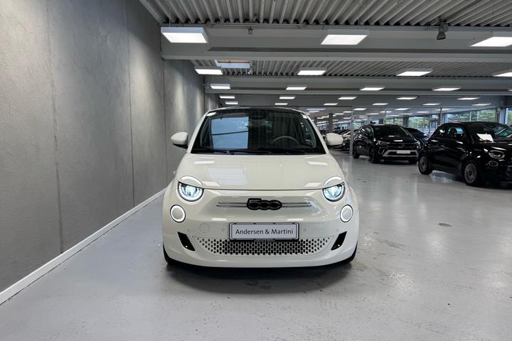 Hvid Fiat 500e fra 2023