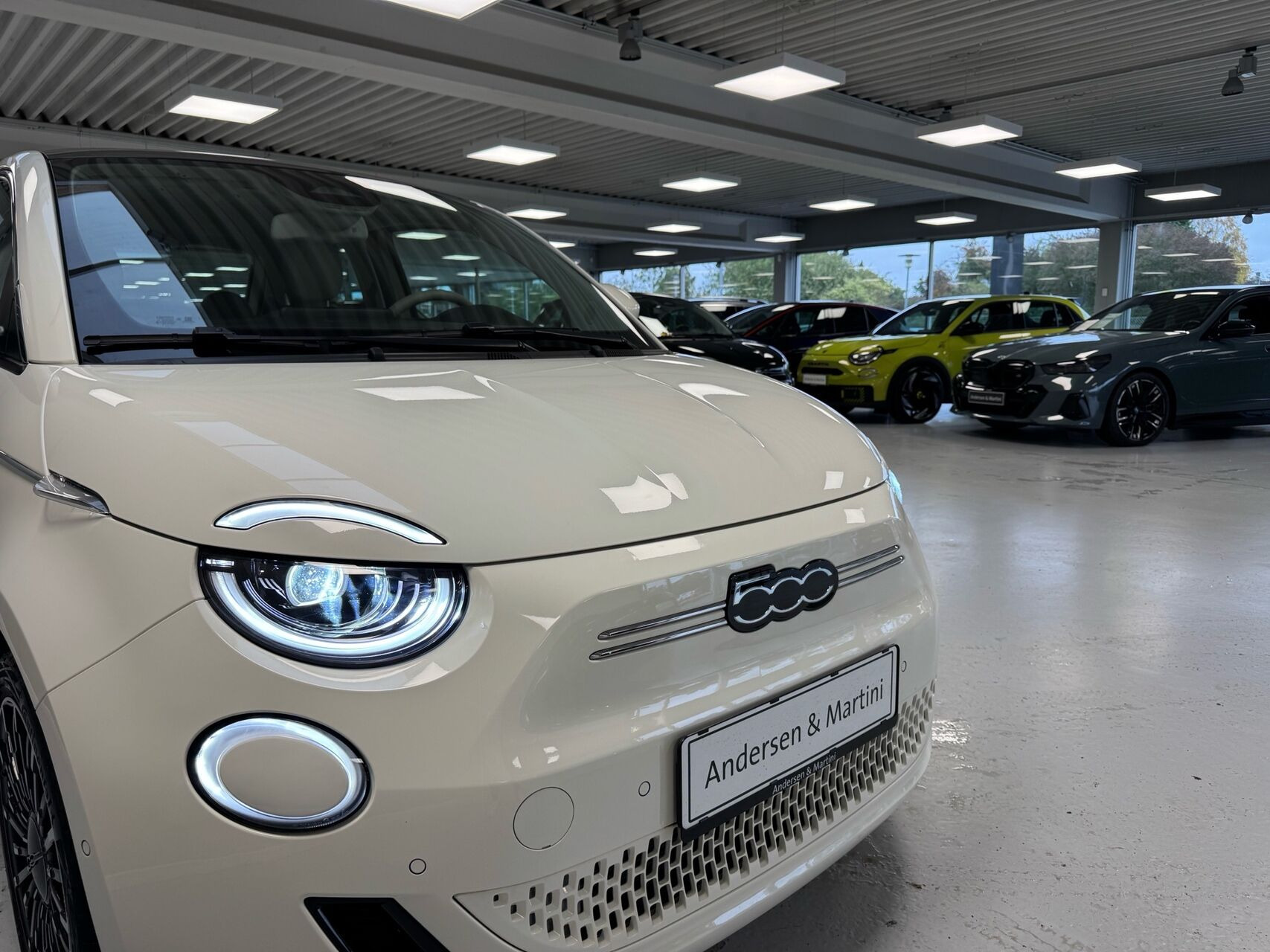 Hvid Fiat 500e fra 2023