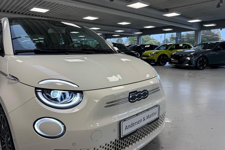 Hvid Fiat 500e fra 2023