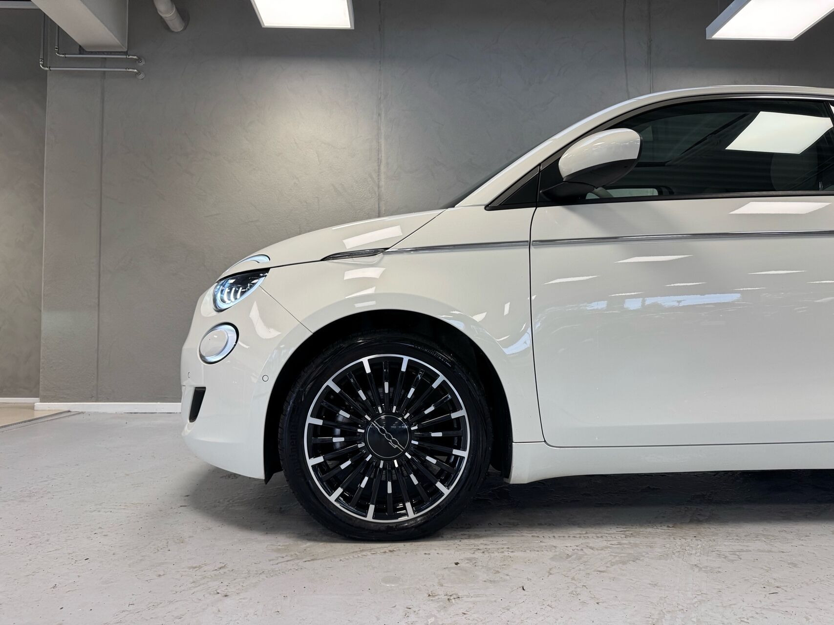 Hvid Fiat 500e fra 2023