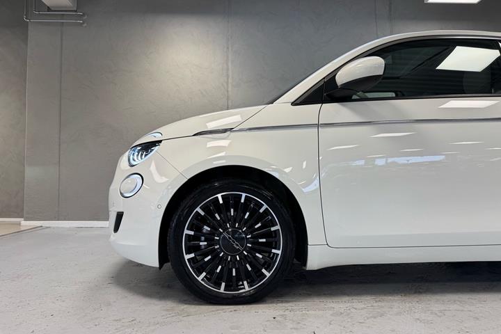 Hvid Fiat 500e fra 2023