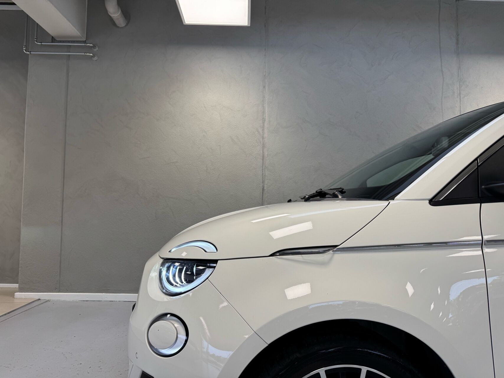 Hvid Fiat 500e fra 2023