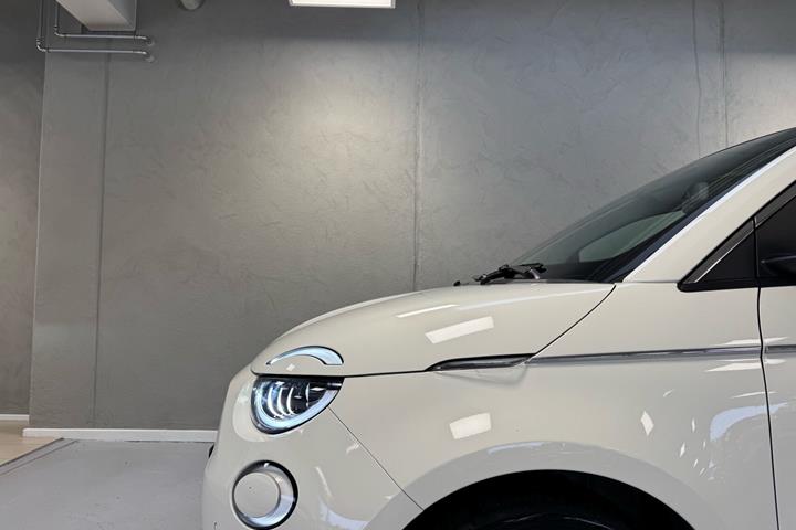 Hvid Fiat 500e fra 2023