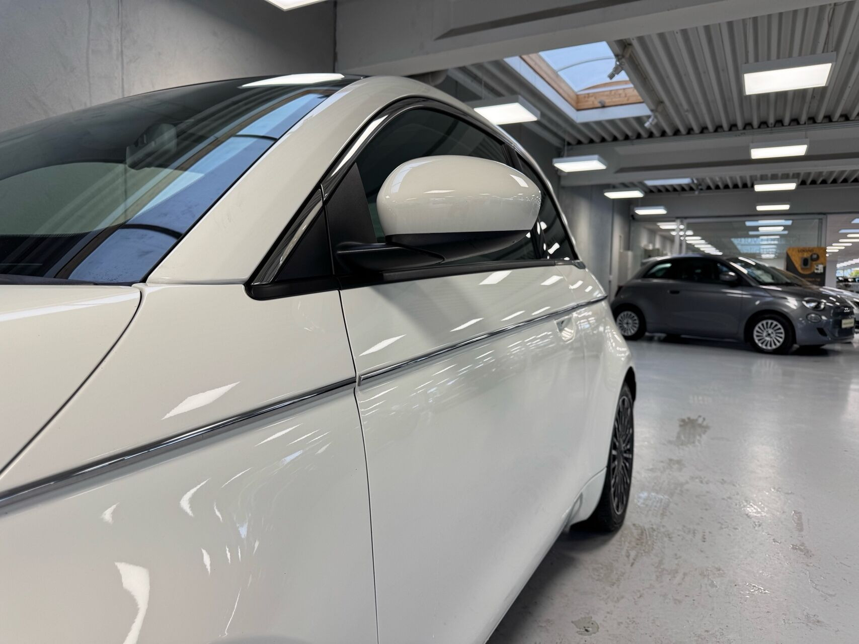 Hvid Fiat 500e fra 2023