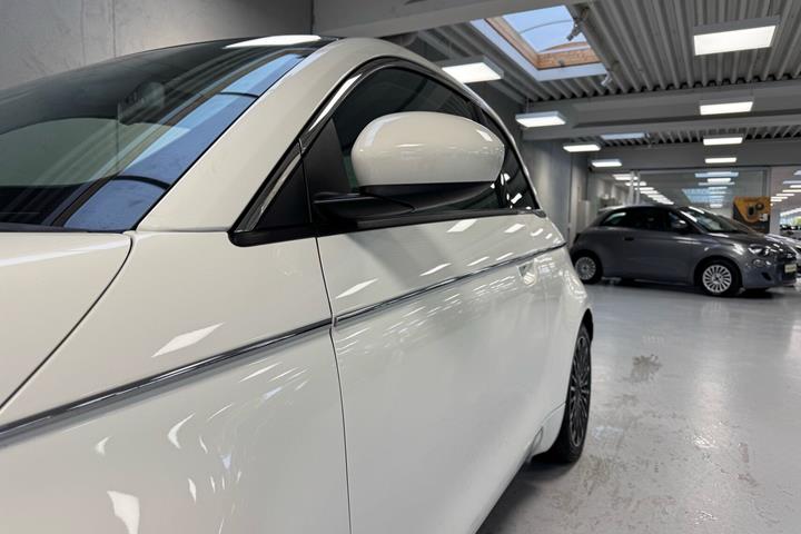 Hvid Fiat 500e fra 2023