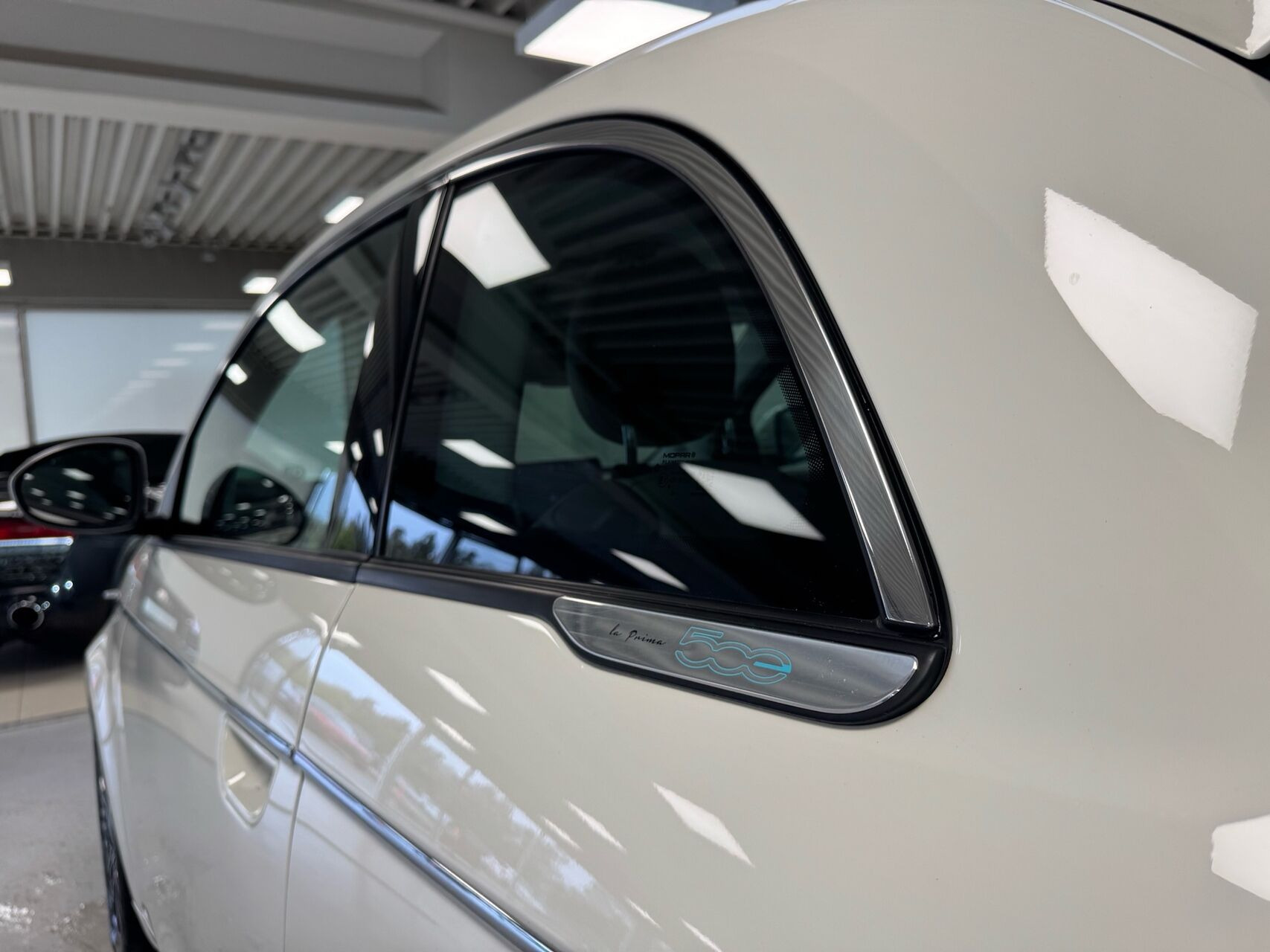 Hvid Fiat 500e fra 2023