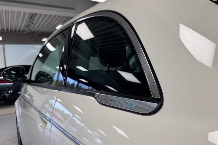 Hvid Fiat 500e fra 2023