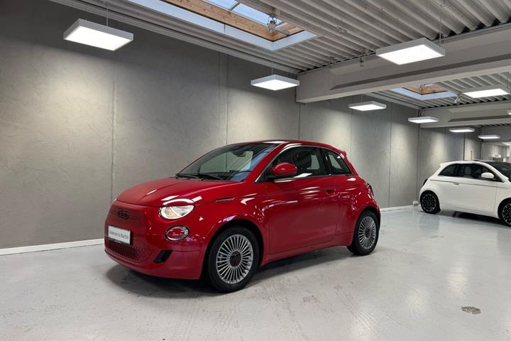 Rød Fiat 500e fra 2023