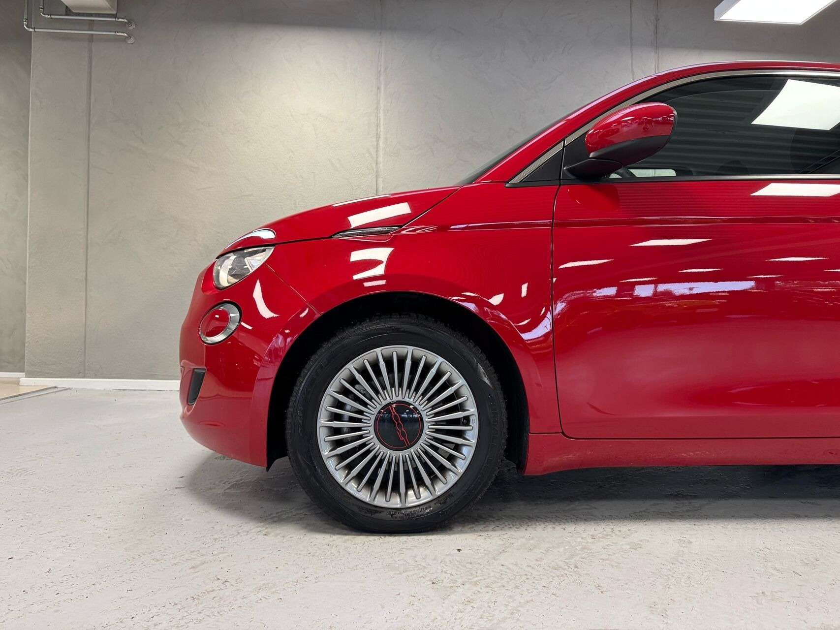 Rød Fiat 500e fra 2023