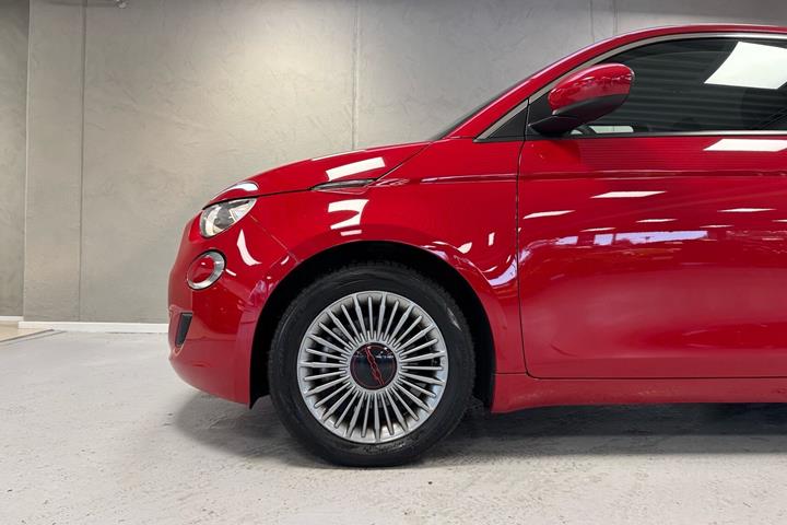 Rød Fiat 500e fra 2023