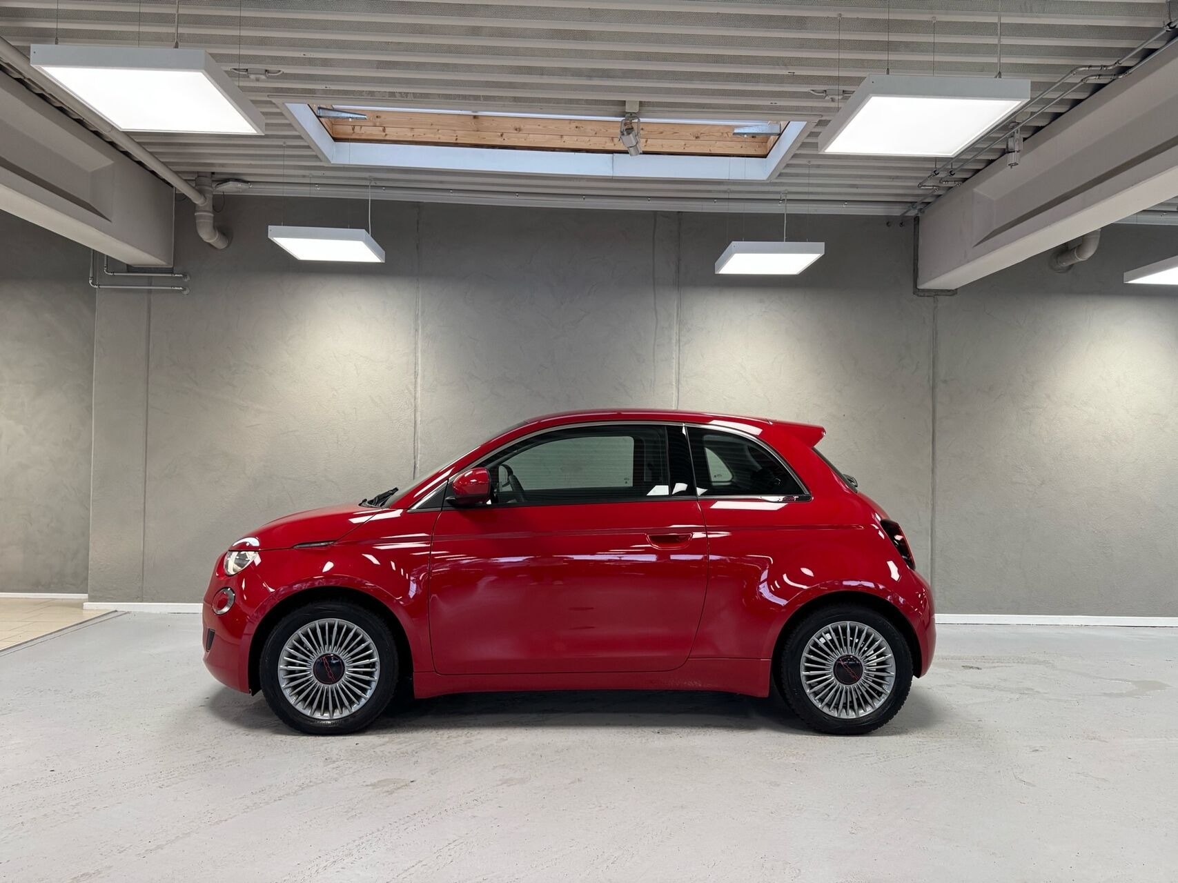 Rød Fiat 500e fra 2023