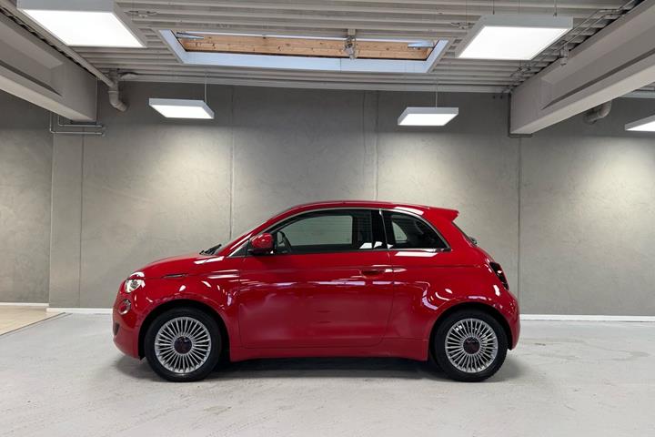 Rød Fiat 500e fra 2023