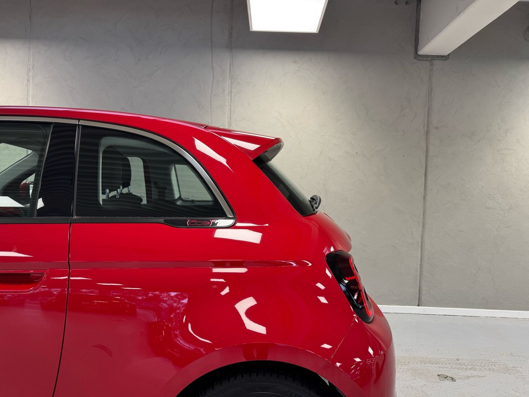 Rød Fiat 500e fra 2023