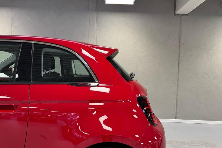 Rød Fiat 500e fra 2023