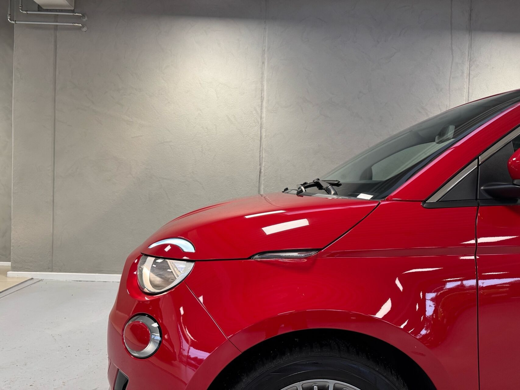 Rød Fiat 500e fra 2023