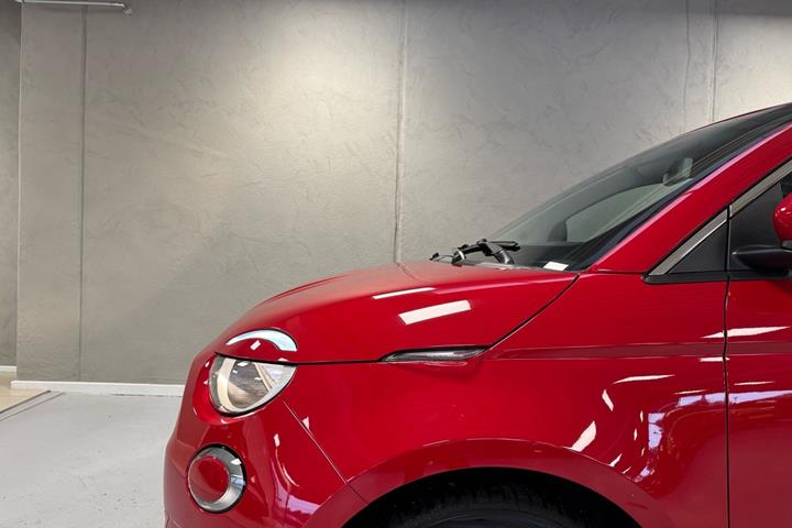 Rød Fiat 500e fra 2023
