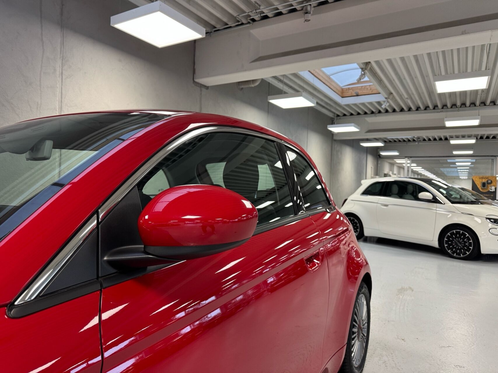 Rød Fiat 500e fra 2023