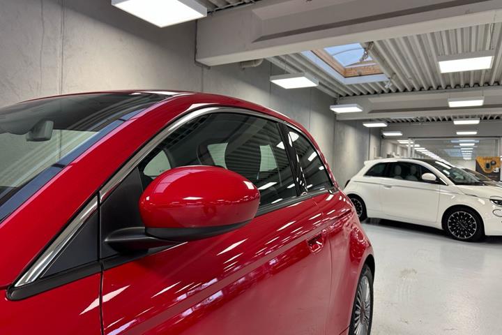 Rød Fiat 500e fra 2023