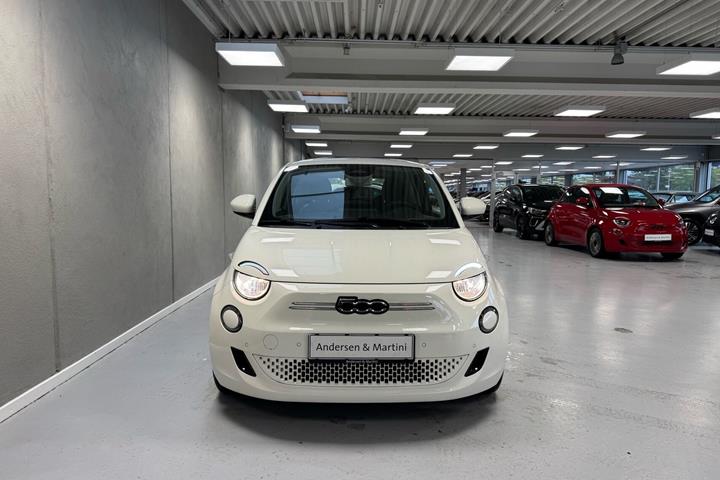 Hvid Fiat 500e fra 2023