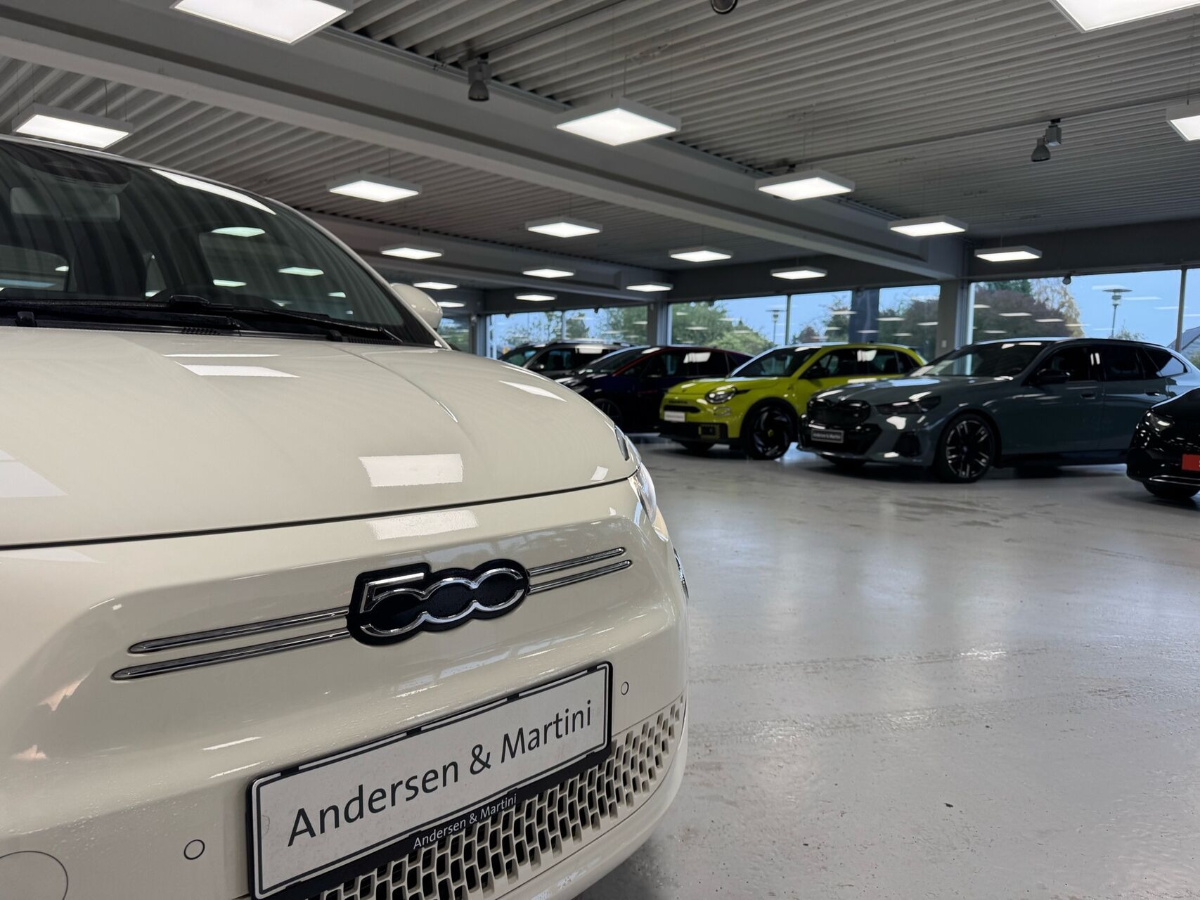 Hvid Fiat 500e fra 2023