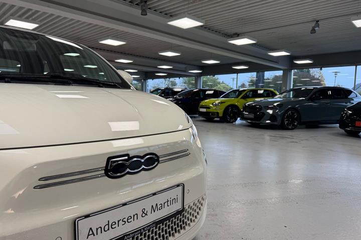 Hvid Fiat 500e fra 2023