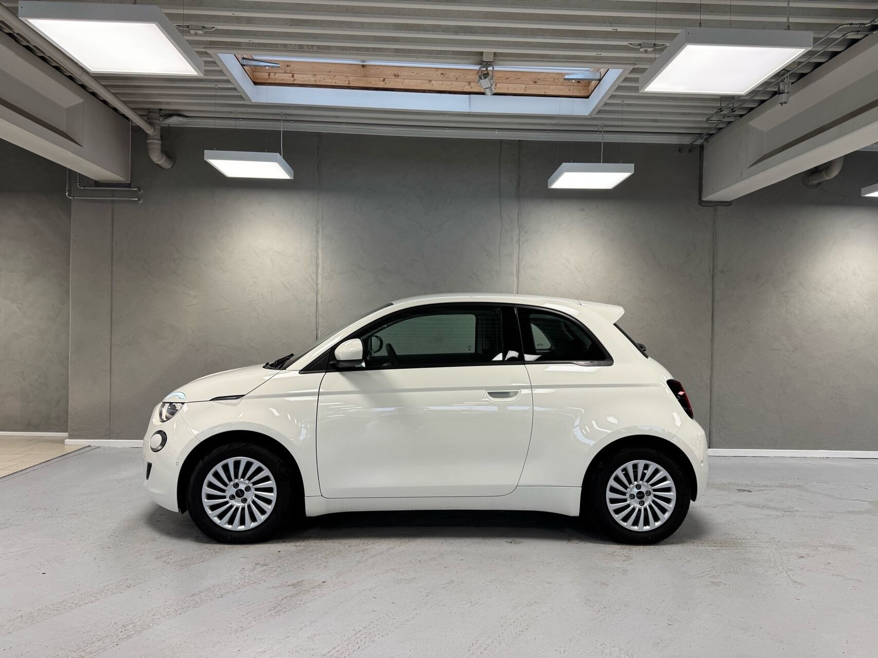 Hvid Fiat 500e fra 2023