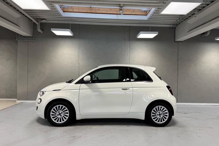 Hvid Fiat 500e fra 2023