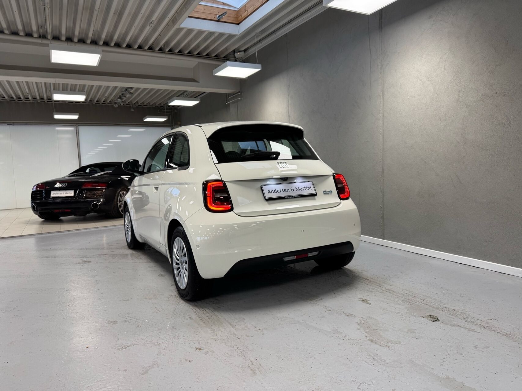 Hvid Fiat 500e fra 2023