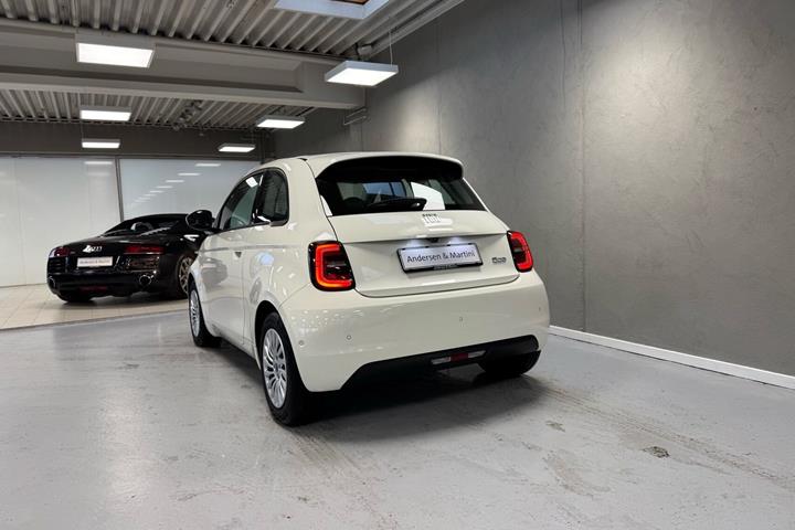 Hvid Fiat 500e fra 2023