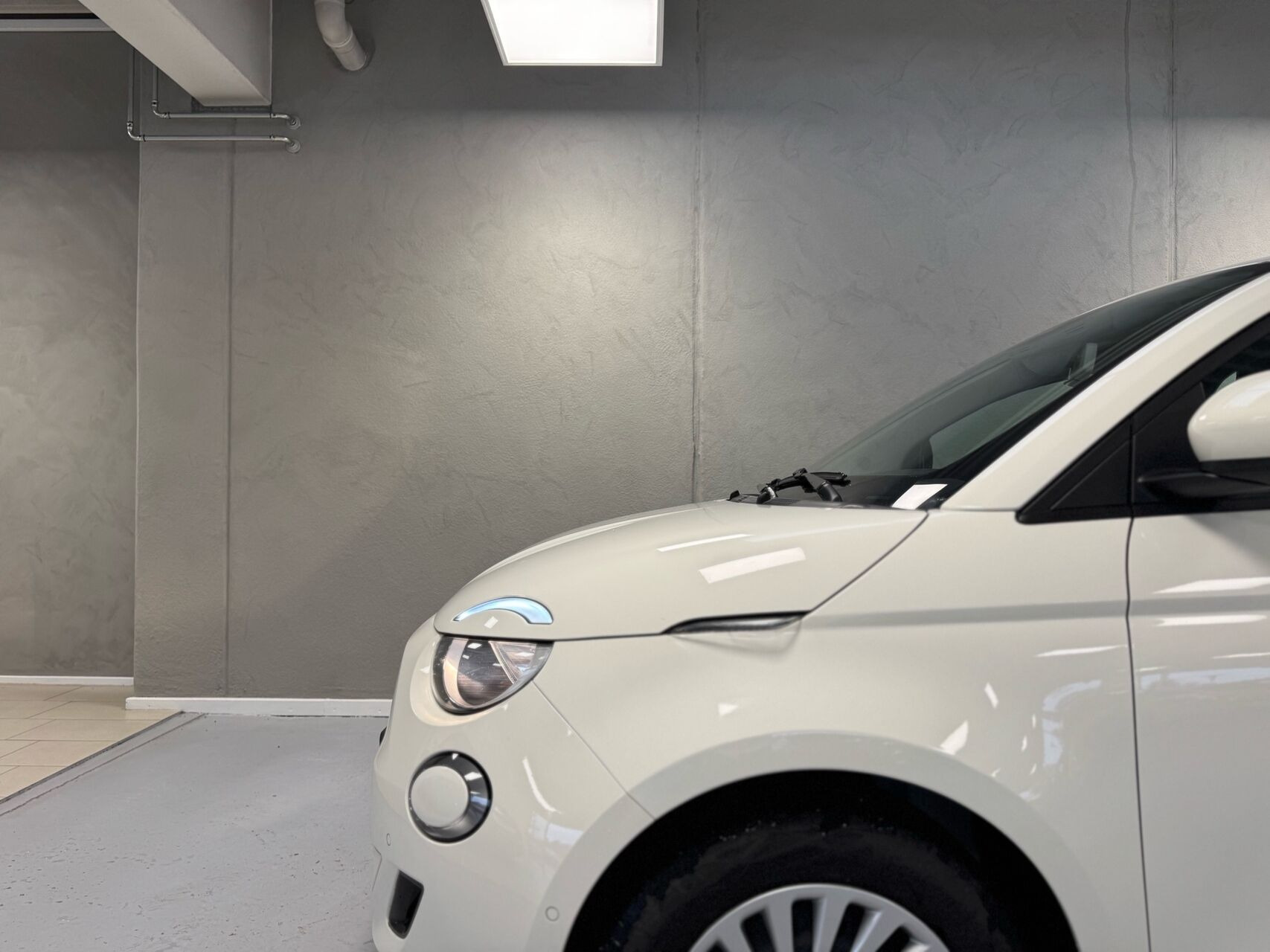 Hvid Fiat 500e fra 2023