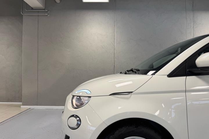 Hvid Fiat 500e fra 2023