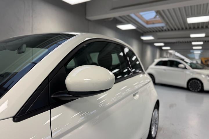 Hvid Fiat 500e fra 2023