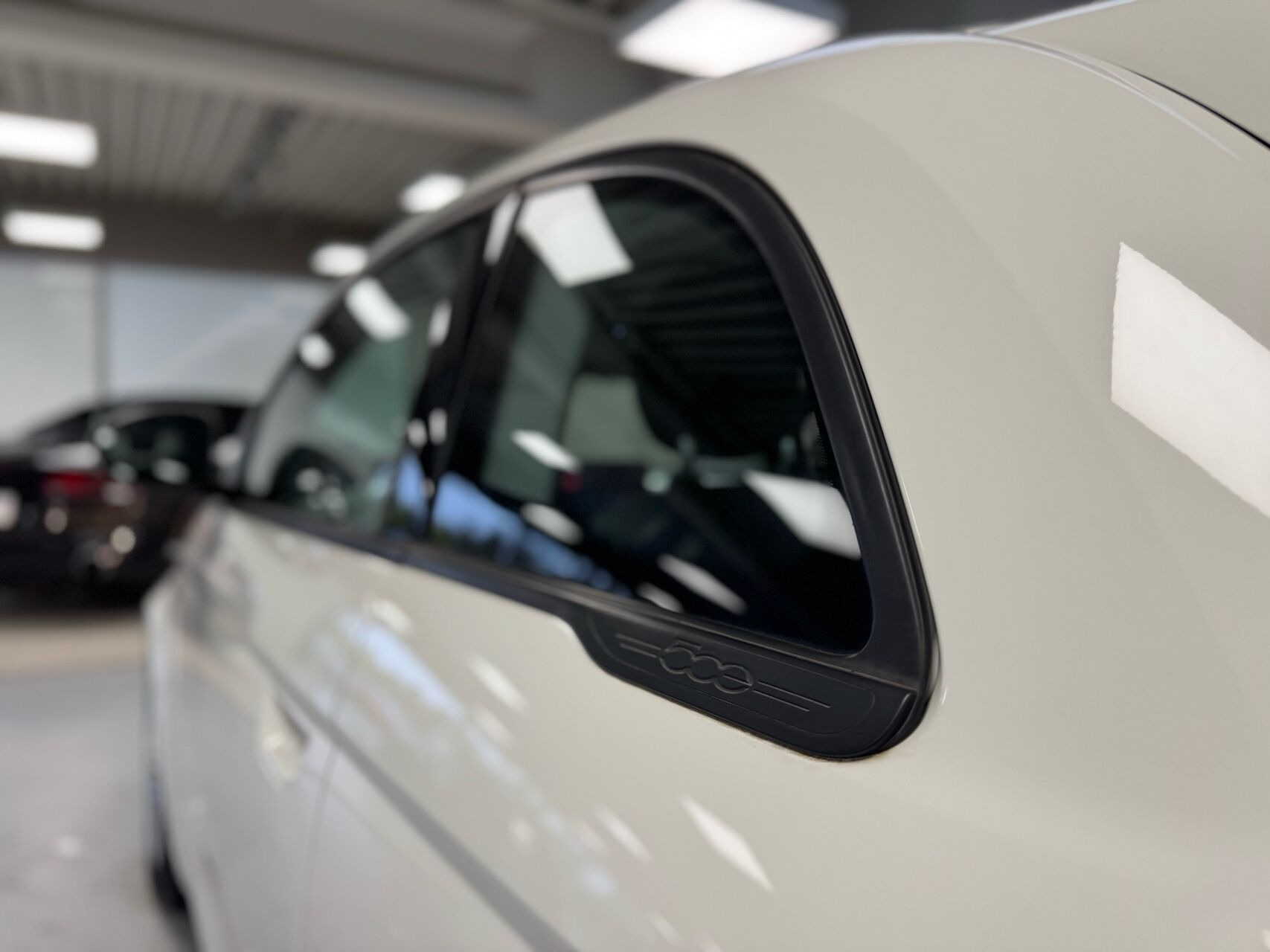 Hvid Fiat 500e fra 2023