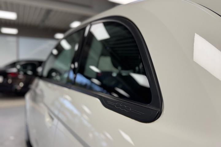 Hvid Fiat 500e fra 2023