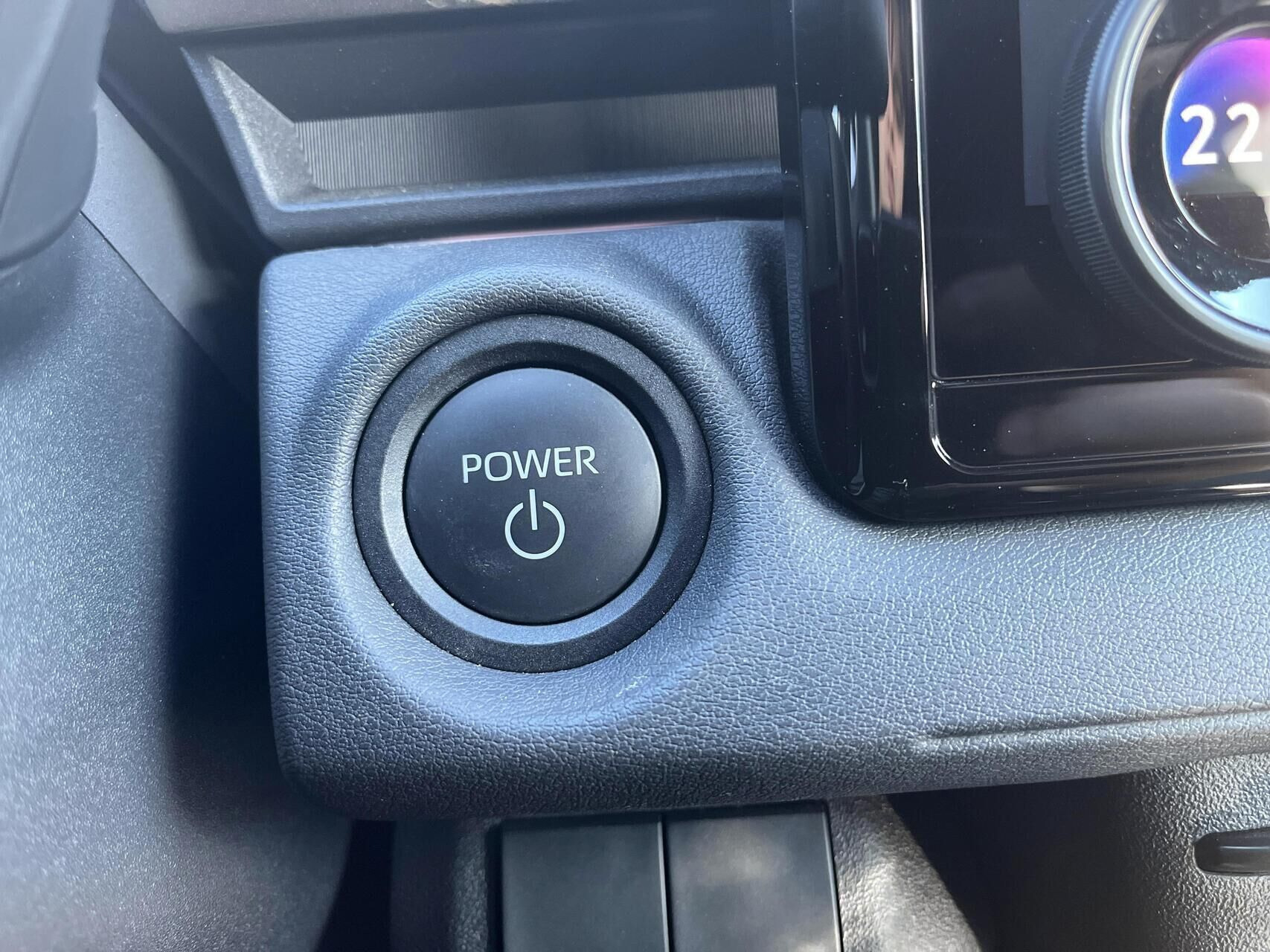Hvid Toyota BZ4X fra 2026