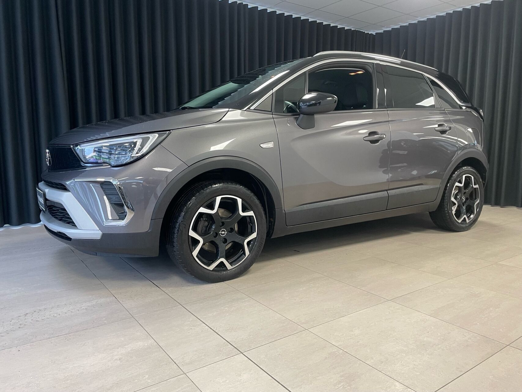 Grå Opel Crossland fra 2021