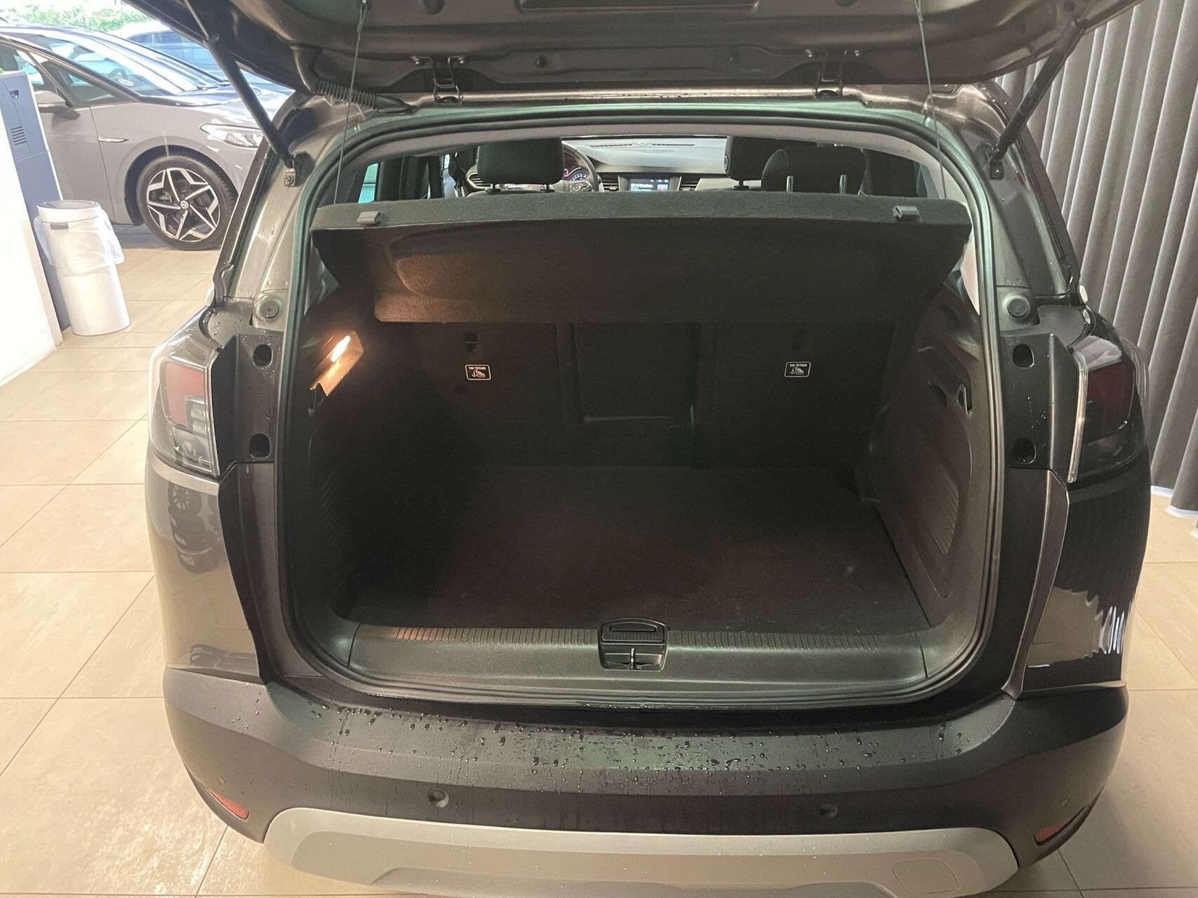 Grå Opel Crossland fra 2021