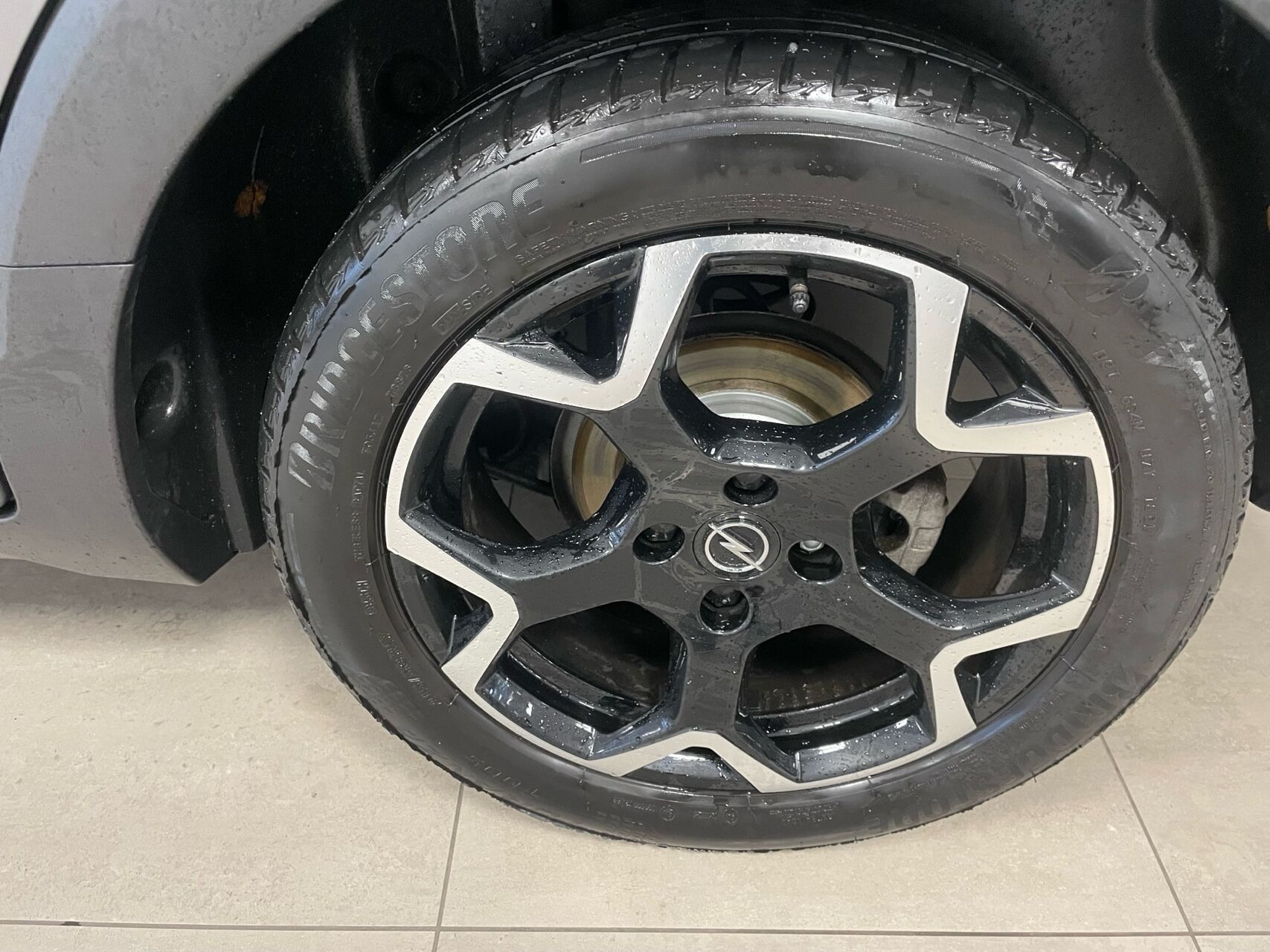 Grå Opel Crossland fra 2021