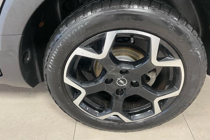 Grå Opel Crossland fra 2021