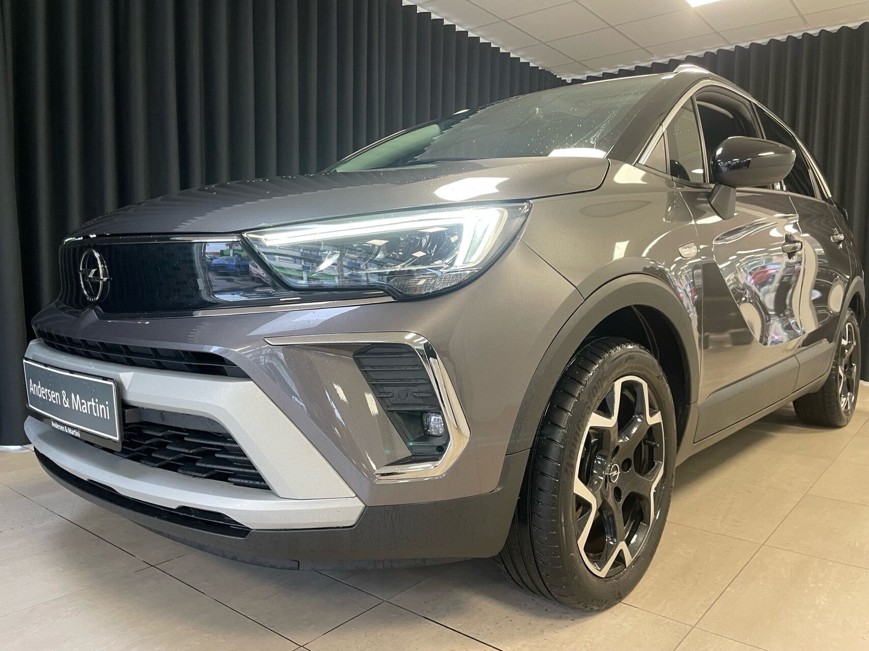 Grå Opel Crossland fra 2021