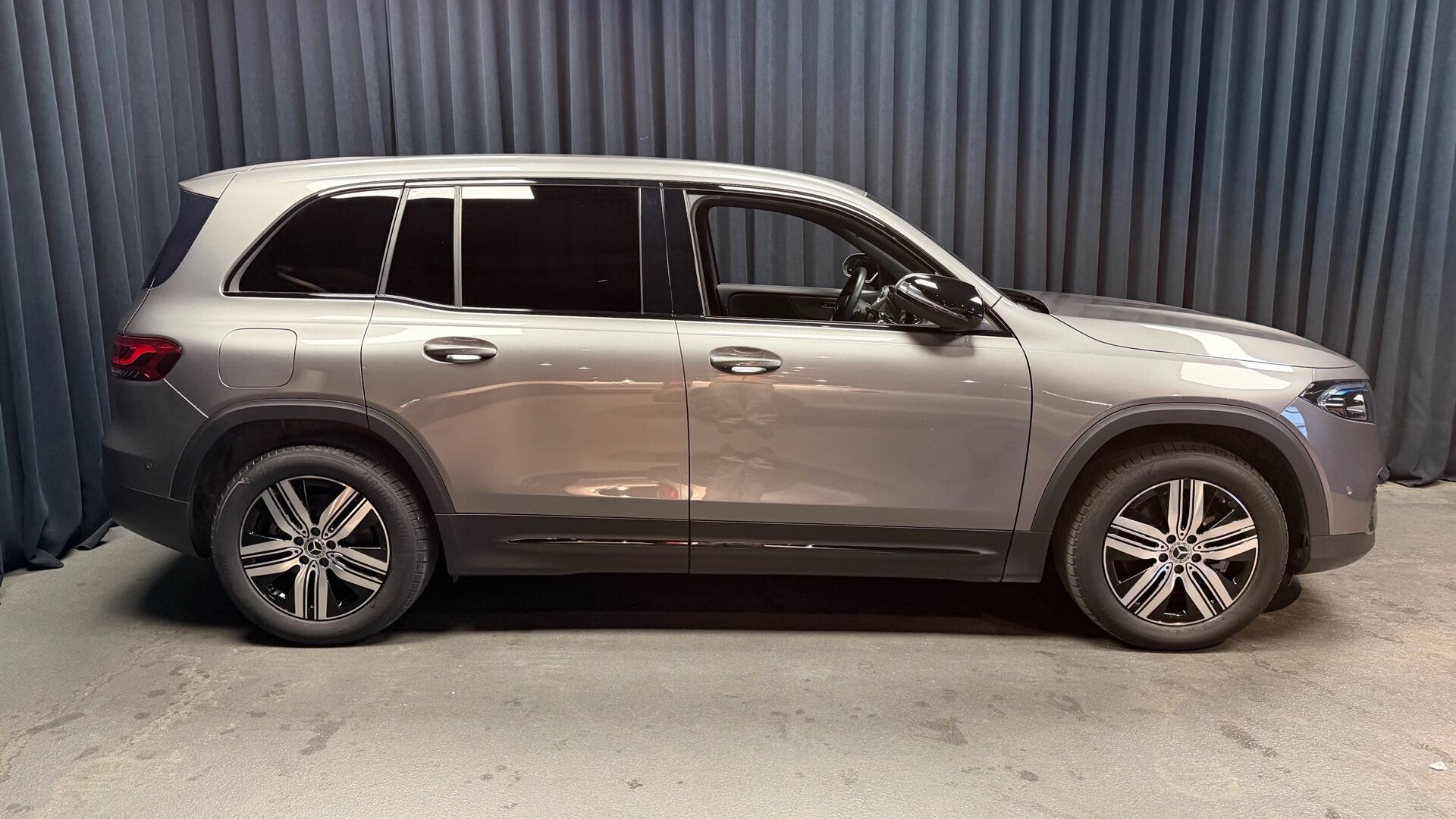 Grå Mercedes EQB250 fra 2023
