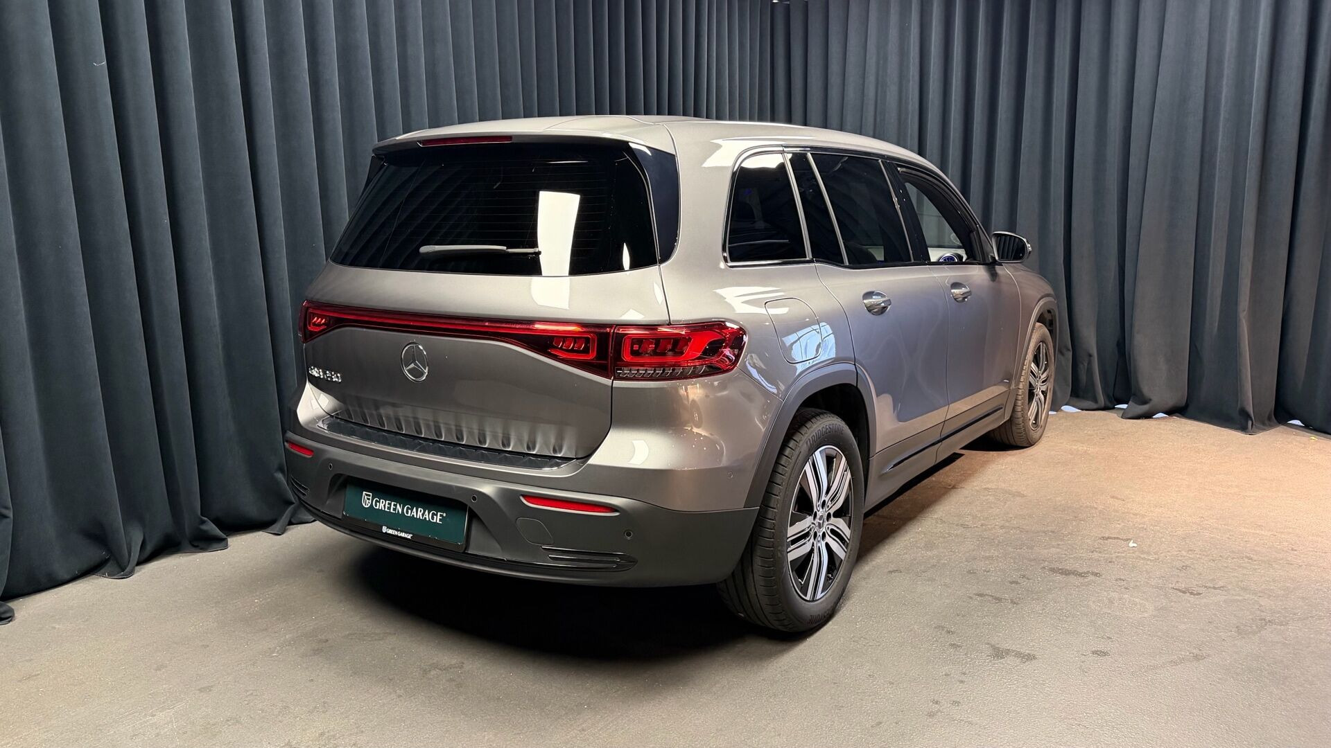 Grå Mercedes EQB250 fra 2023