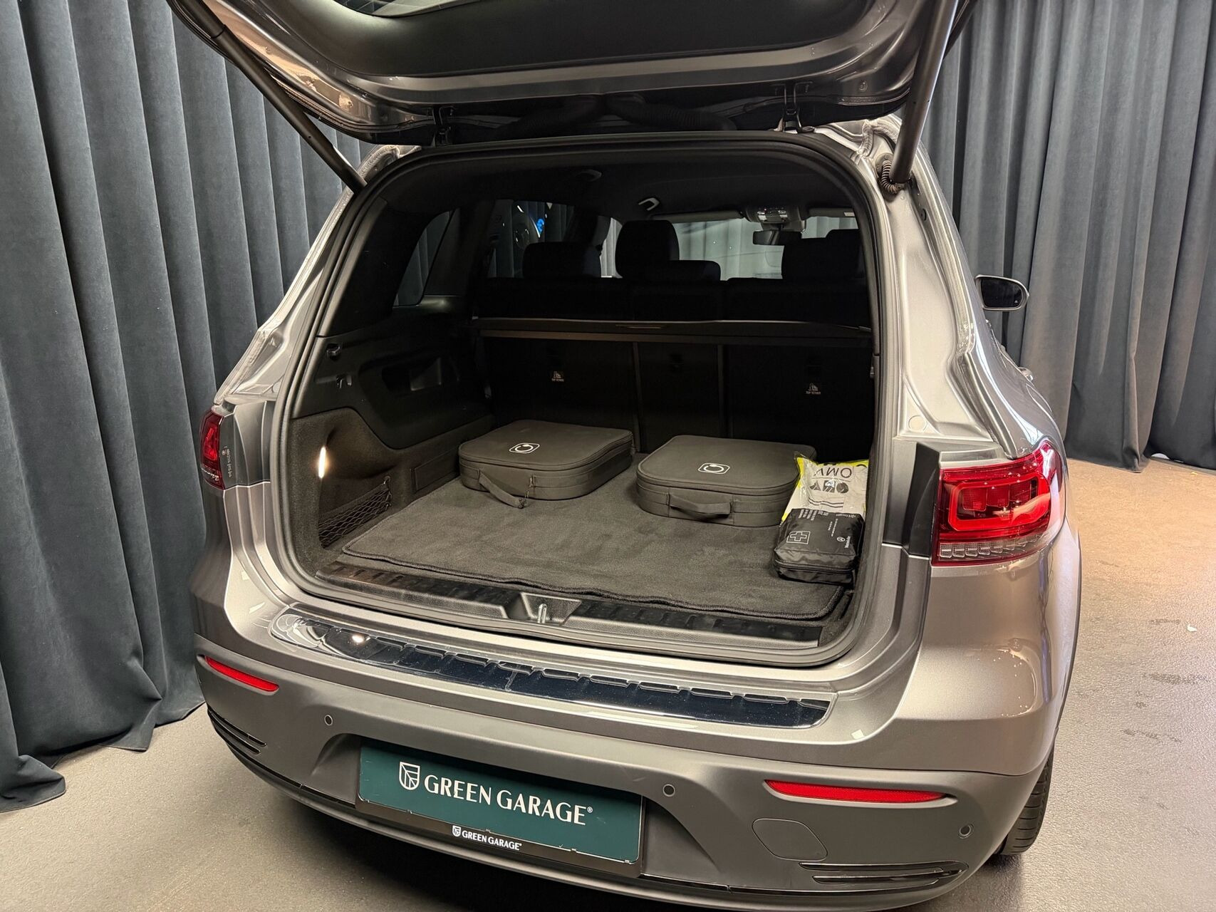 Grå Mercedes EQB250 fra 2023